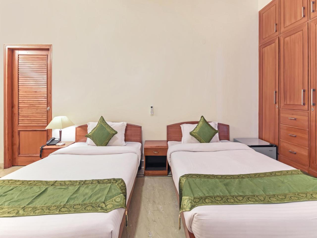 Treebo Trip The Nest Corporate Hotel Greater Noida Bagian luar foto