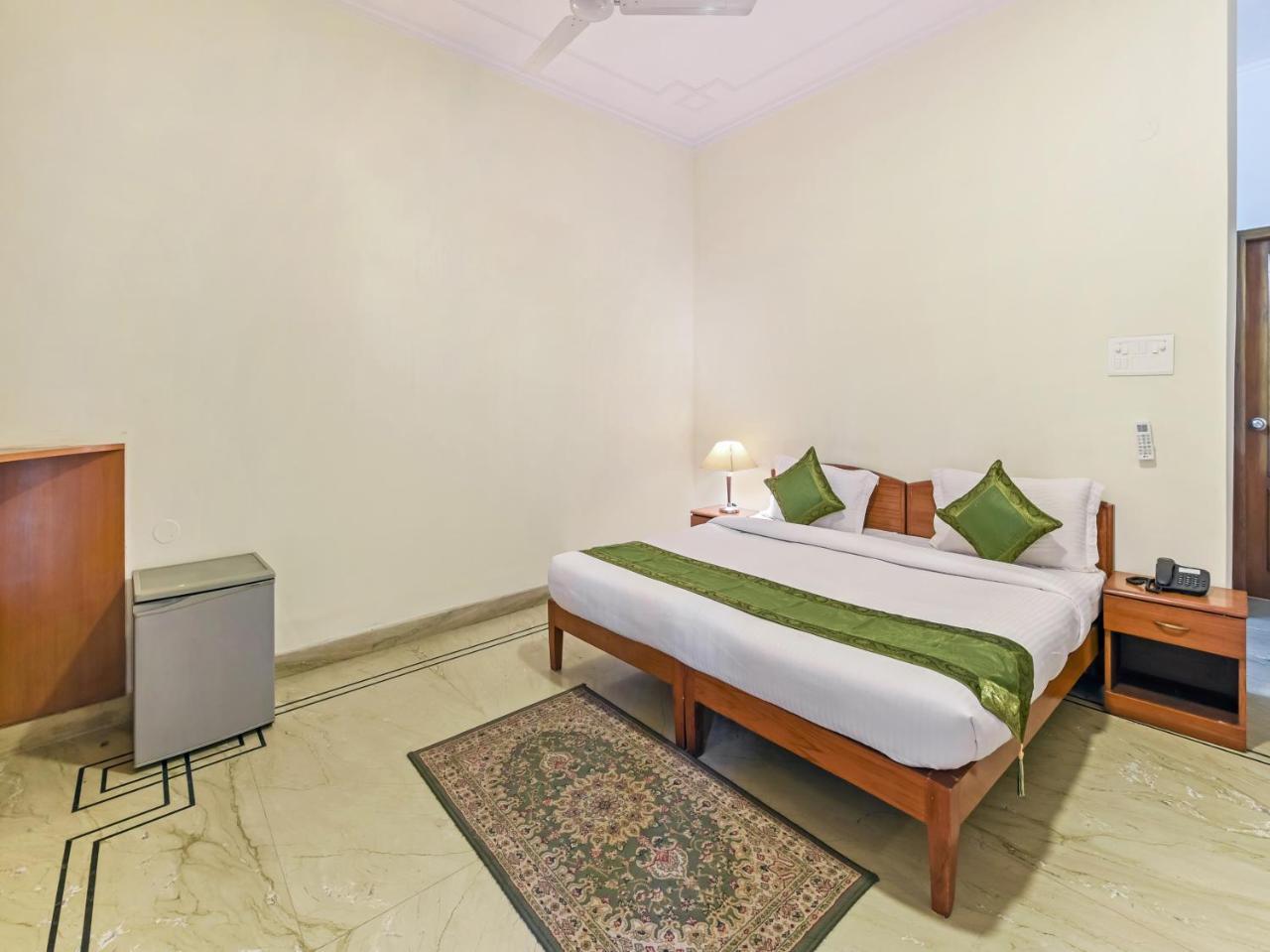 Treebo Trip The Nest Corporate Hotel Greater Noida Bagian luar foto