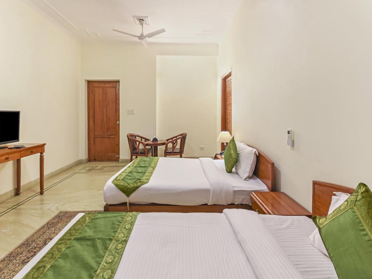 Treebo Trip The Nest Corporate Hotel Greater Noida Bagian luar foto