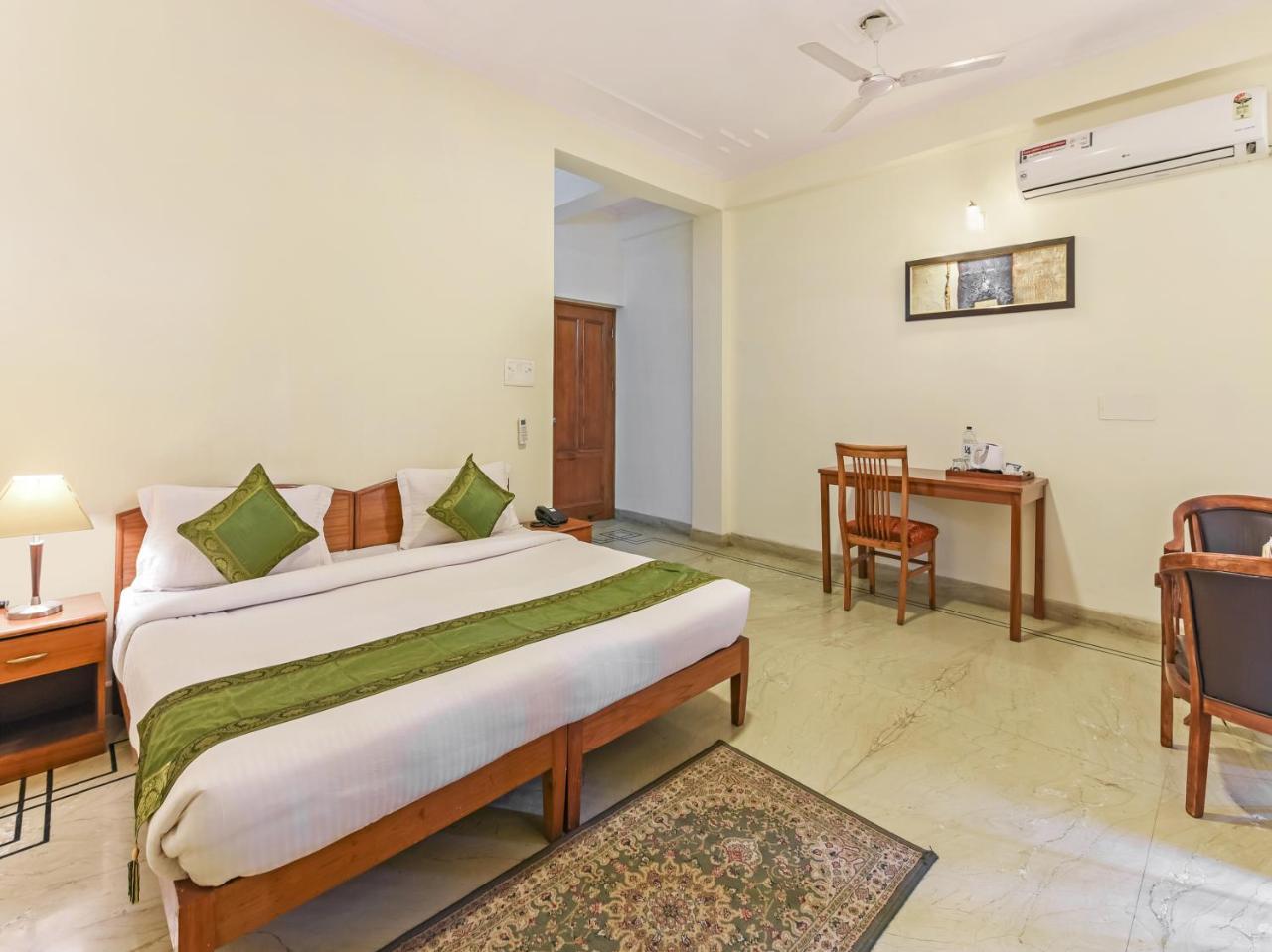 Treebo Trip The Nest Corporate Hotel Greater Noida Bagian luar foto