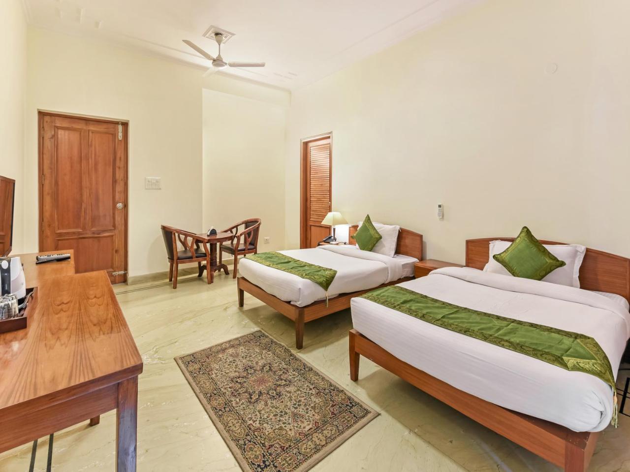 Treebo Trip The Nest Corporate Hotel Greater Noida Bagian luar foto